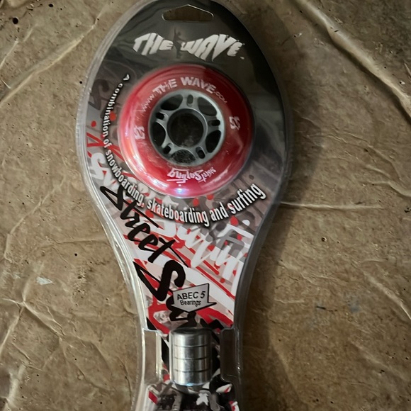 The Wave Street Surfing Replacement Wheels Model# WH02-R Red 85A 77mm - Picture 2 of 4